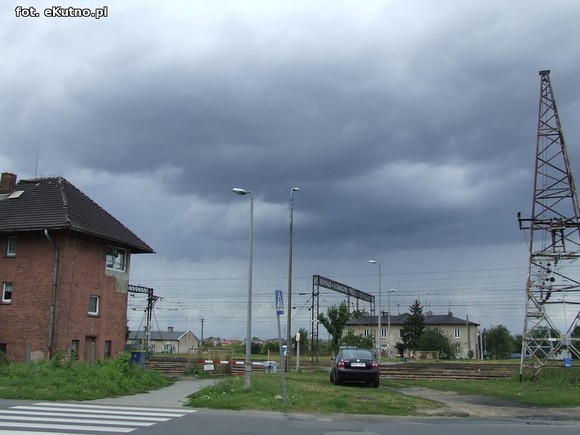 Mieszkańcy czekają na bezpieczne przejście.  Radna interpeluje, magistrat odwleka