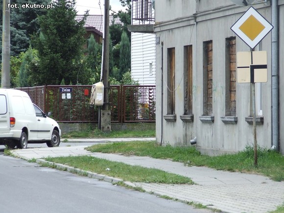 Mieszkańcy czekają na bezpieczne przejście.  Radna interpeluje, magistrat odwleka