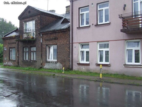 Mieszkańcy czekają na bezpieczne przejście.  Radna interpeluje, magistrat odwleka