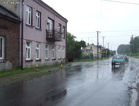 Mieszkańcy czekają na bezpieczne przejście.  Radna interpeluje, magistrat odwleka
