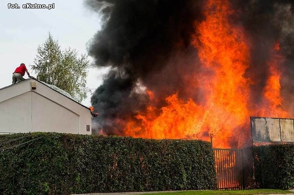 Wielkie płomienie i wybuchy w Grabowie