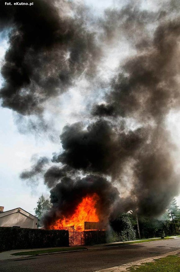 Wielkie płomienie i wybuchy w Grabowie