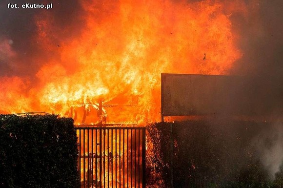 Wielkie płomienie i wybuchy w Grabowie