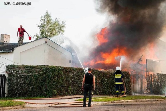 Wielkie płomienie i wybuchy w Grabowie