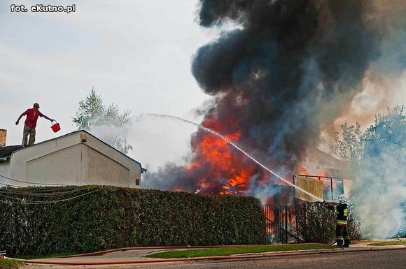 Wielkie płomienie i wybuchy w Grabowie