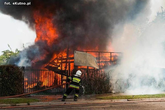 Wielkie płomienie i wybuchy w Grabowie