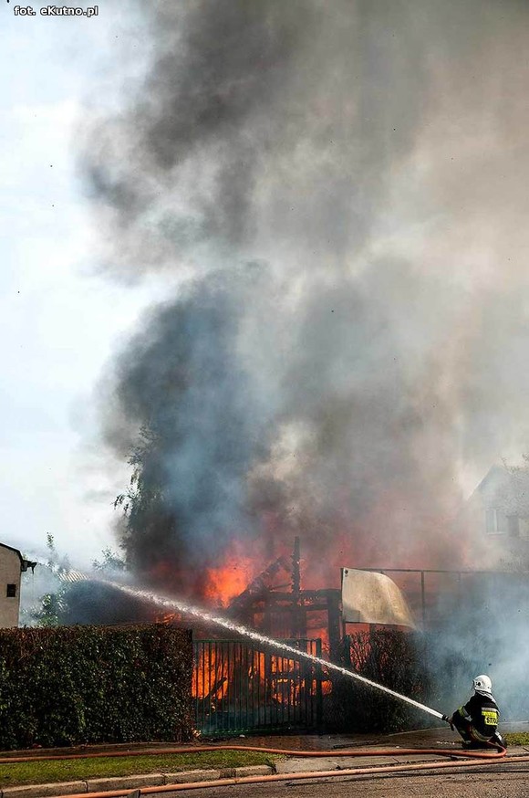 Wielkie płomienie i wybuchy w Grabowie
