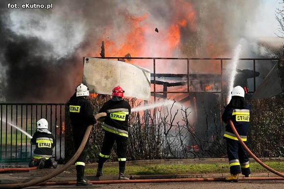 Wielkie płomienie i wybuchy w Grabowie