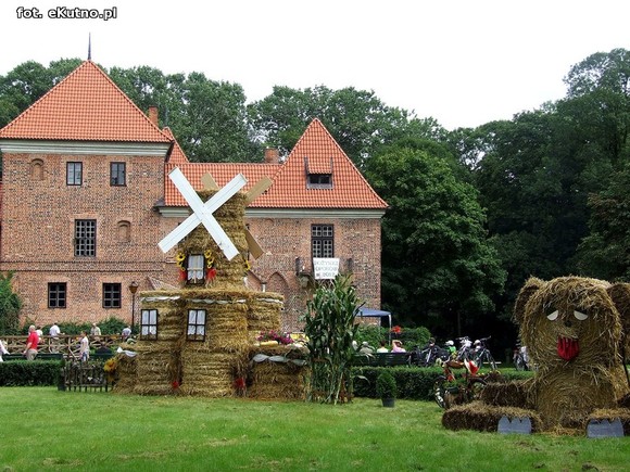 Na Polski imię, na Jej cześć podnosim czoła dumne. Święto Plonów w Oporowie