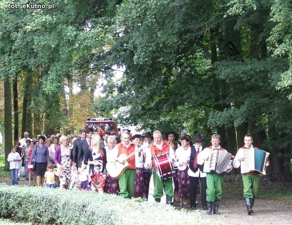 Na Polski imię, na Jej cześć podnosim czoła dumne. Święto Plonów w Oporowie