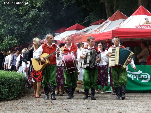 Na Polski imię, na Jej cześć podnosim czoła dumne. Święto Plonów w Oporowie