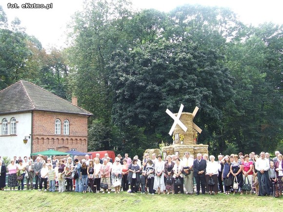 Na Polski imię, na Jej cześć podnosim czoła dumne. Święto Plonów w Oporowie