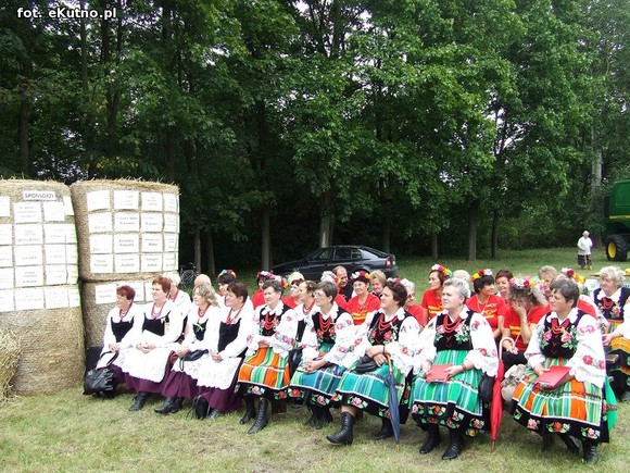 Nagroda dla wójta Kołacha, sprzęt rolniczy i zespoły śpiewacze. Dożynki w Bedlnie