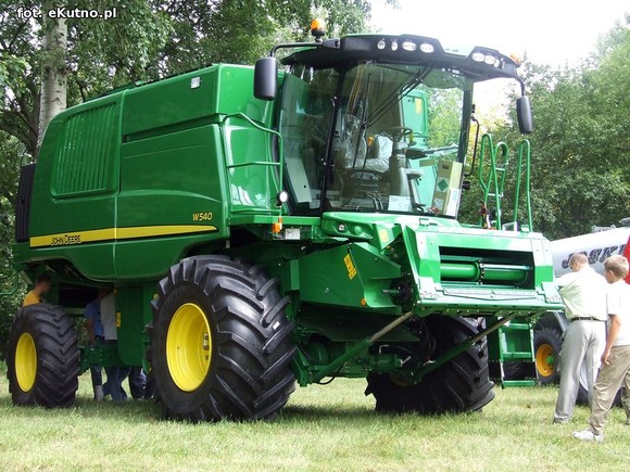 Nagroda dla wójta Kołacha, sprzęt rolniczy i zespoły śpiewacze. Dożynki w Bedlnie