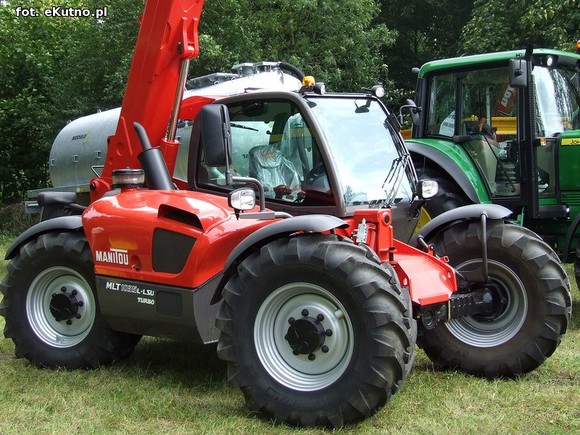 Nagroda dla wójta Kołacha, sprzęt rolniczy i zespoły śpiewacze. Dożynki w Bedlnie
