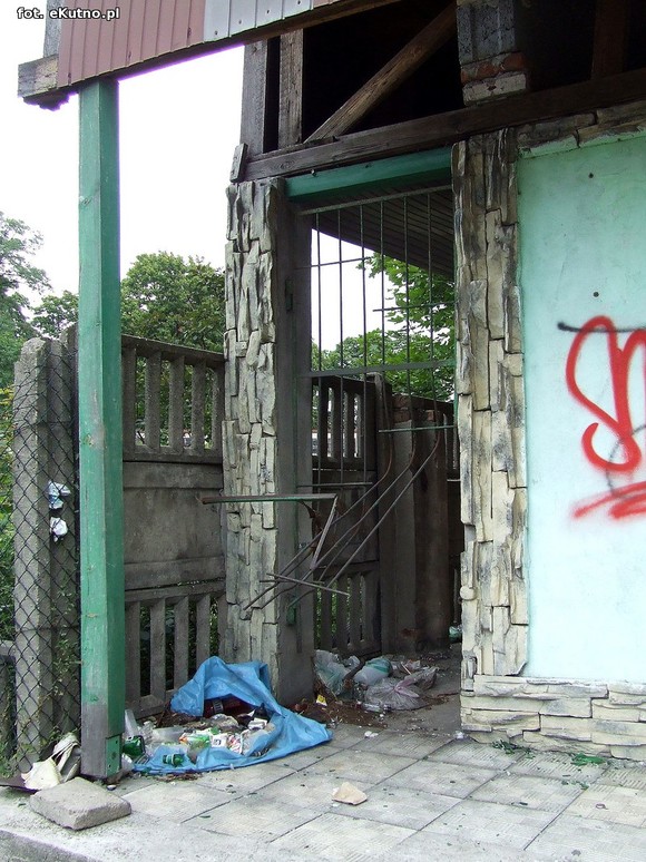 Czytelnicy piszą: Droga na cmentarz, wstyd dla Kutna