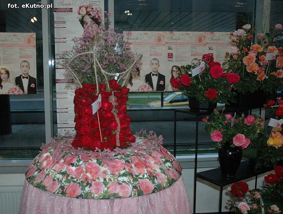 Święto Róży otwarte. Rubinowa rocznica domu kultury i florystyczne aranżacje małżeńskich godów