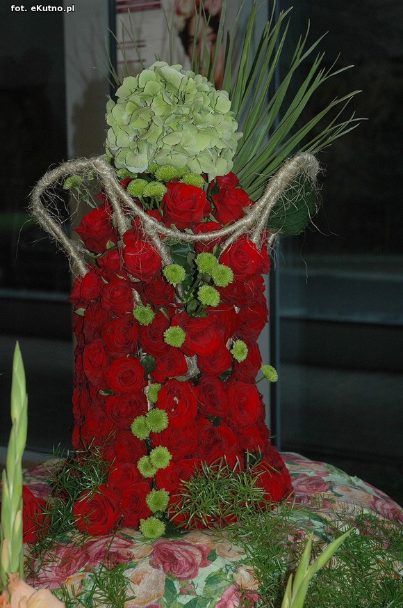 Święto Róży otwarte. Rubinowa rocznica domu kultury i florystyczne aranżacje małżeńskich godów