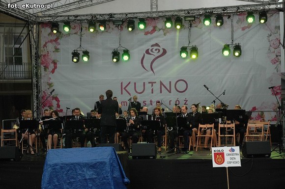 Orkiestra OSP z Koła zagrała w strugach deszczu