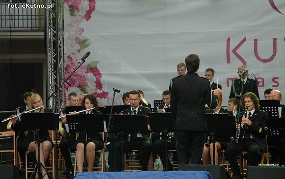 Orkiestra OSP z Koła zagrała w strugach deszczu