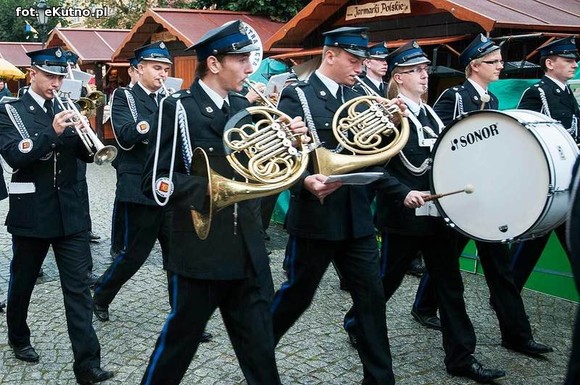 Orkiestra OSP z Koła zagrała w strugach deszczu