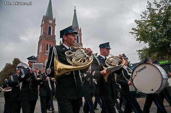 Orkiestra OSP z Koła zagrała w strugach deszczu