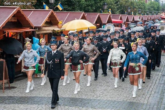 Orkiestra OSP z Koła zagrała w strugach deszczu