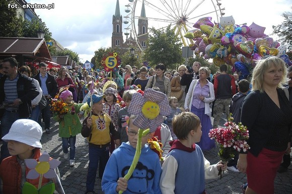 Królowa Róż i Królewna Różyczka przejęły władzę. Bawmy się na 38. Święcie Róży