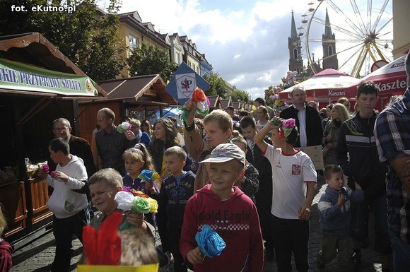 Królowa Róż i Królewna Różyczka przejęły władzę. Bawmy się na 38. Święcie Róży