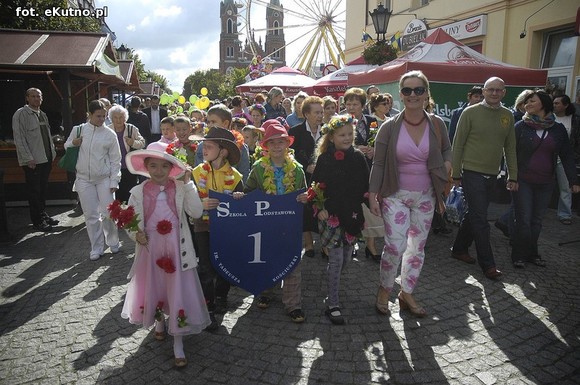 Królowa Róż i Królewna Różyczka przejęły władzę. Bawmy się na 38. Święcie Róży