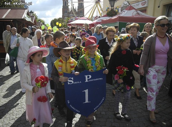Królowa Róż i Królewna Różyczka przejęły władzę. Bawmy się na 38. Święcie Róży