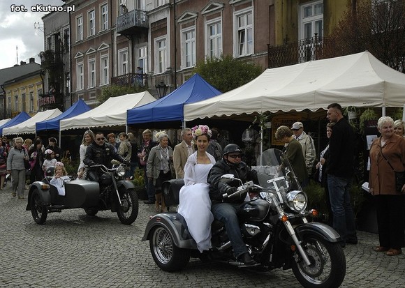 Królowa Róż i Królewna Różyczka przejęły władzę. Bawmy się na 38. Święcie Róży