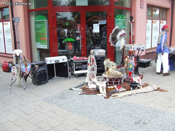 Teatr uliczny. Zmierz swoją siłę i załóż balonowy wieniec na głowę