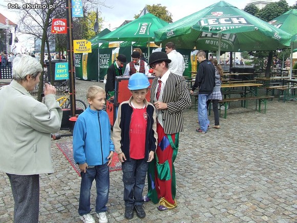 Teatr uliczny. Zmierz swoją siłę i załóż balonowy wieniec na głowę