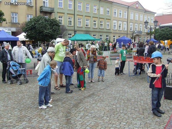 Teatr uliczny. Zmierz swoją siłę i załóż balonowy wieniec na głowę