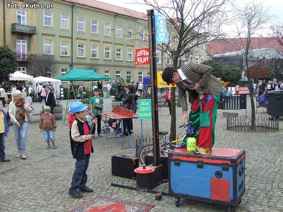 Teatr uliczny. Zmierz swoją siłę i załóż balonowy wieniec na głowę