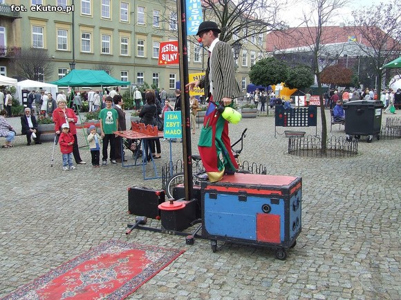 Teatr uliczny. Zmierz swoją siłę i załóż balonowy wieniec na głowę