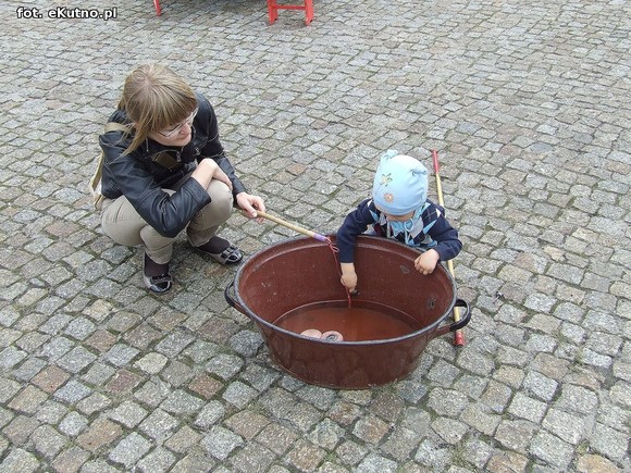 Teatr uliczny. Zmierz swoją siłę i załóż balonowy wieniec na głowę