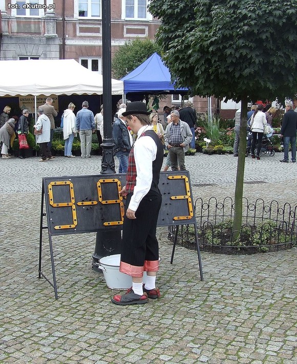 Teatr uliczny. Zmierz swoją siłę i załóż balonowy wieniec na głowę