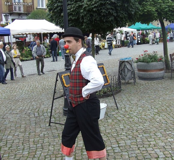 Teatr uliczny. Zmierz swoją siłę i załóż balonowy wieniec na głowę