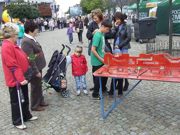 Teatr uliczny. Zmierz swoją siłę i załóż balonowy wieniec na głowę