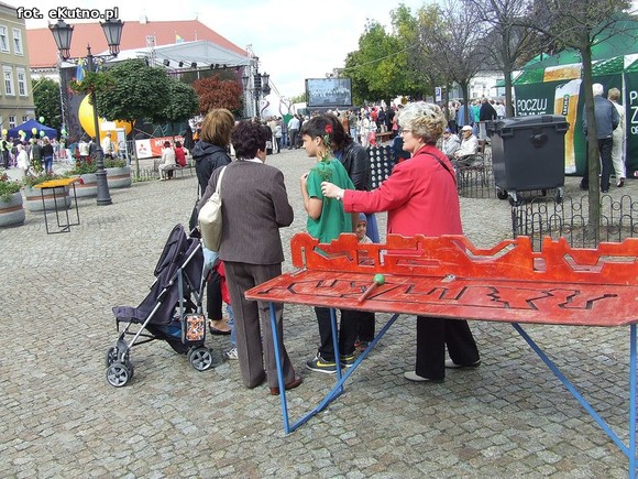 Teatr uliczny. Zmierz swoją siłę i załóż balonowy wieniec na głowę