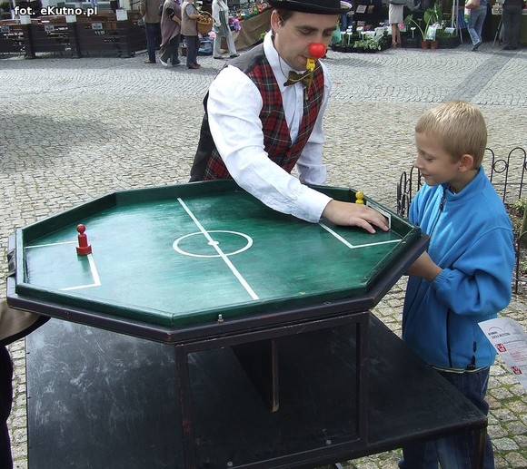 Teatr uliczny. Zmierz swoją siłę i załóż balonowy wieniec na głowę