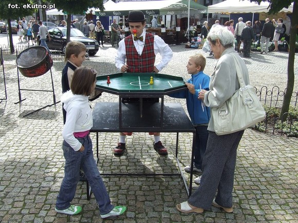 Teatr uliczny. Zmierz swoją siłę i załóż balonowy wieniec na głowę