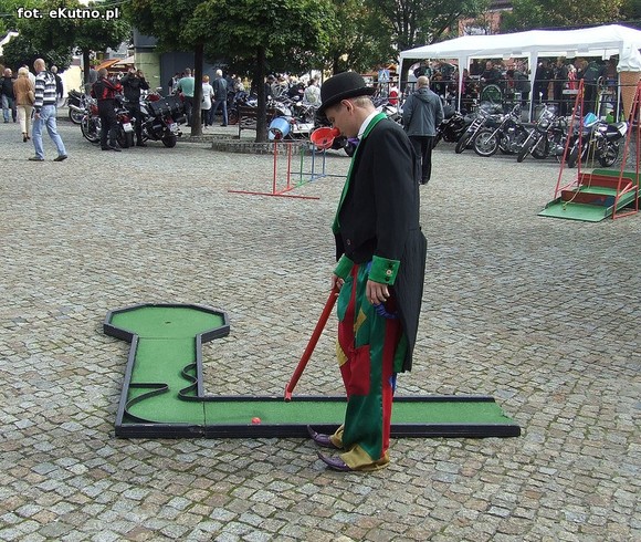 Teatr uliczny. Zmierz swoją siłę i załóż balonowy wieniec na głowę