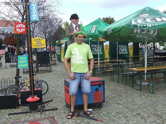 Teatr uliczny. Zmierz swoją siłę i załóż balonowy wieniec na głowę