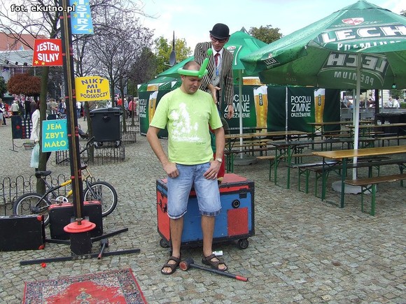 Teatr uliczny. Zmierz swoją siłę i załóż balonowy wieniec na głowę