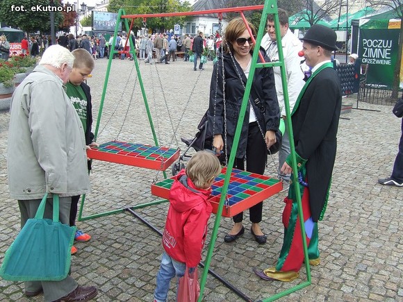 Teatr uliczny. Zmierz swoją siłę i załóż balonowy wieniec na głowę