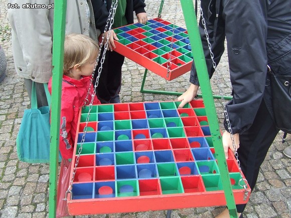 Teatr uliczny. Zmierz swoją siłę i załóż balonowy wieniec na głowę