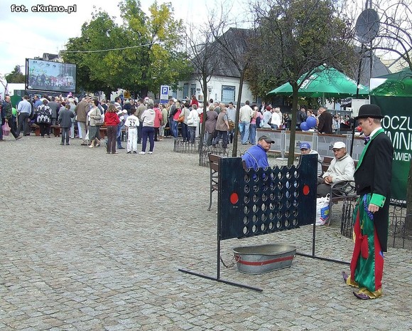 Teatr uliczny. Zmierz swoją siłę i załóż balonowy wieniec na głowę